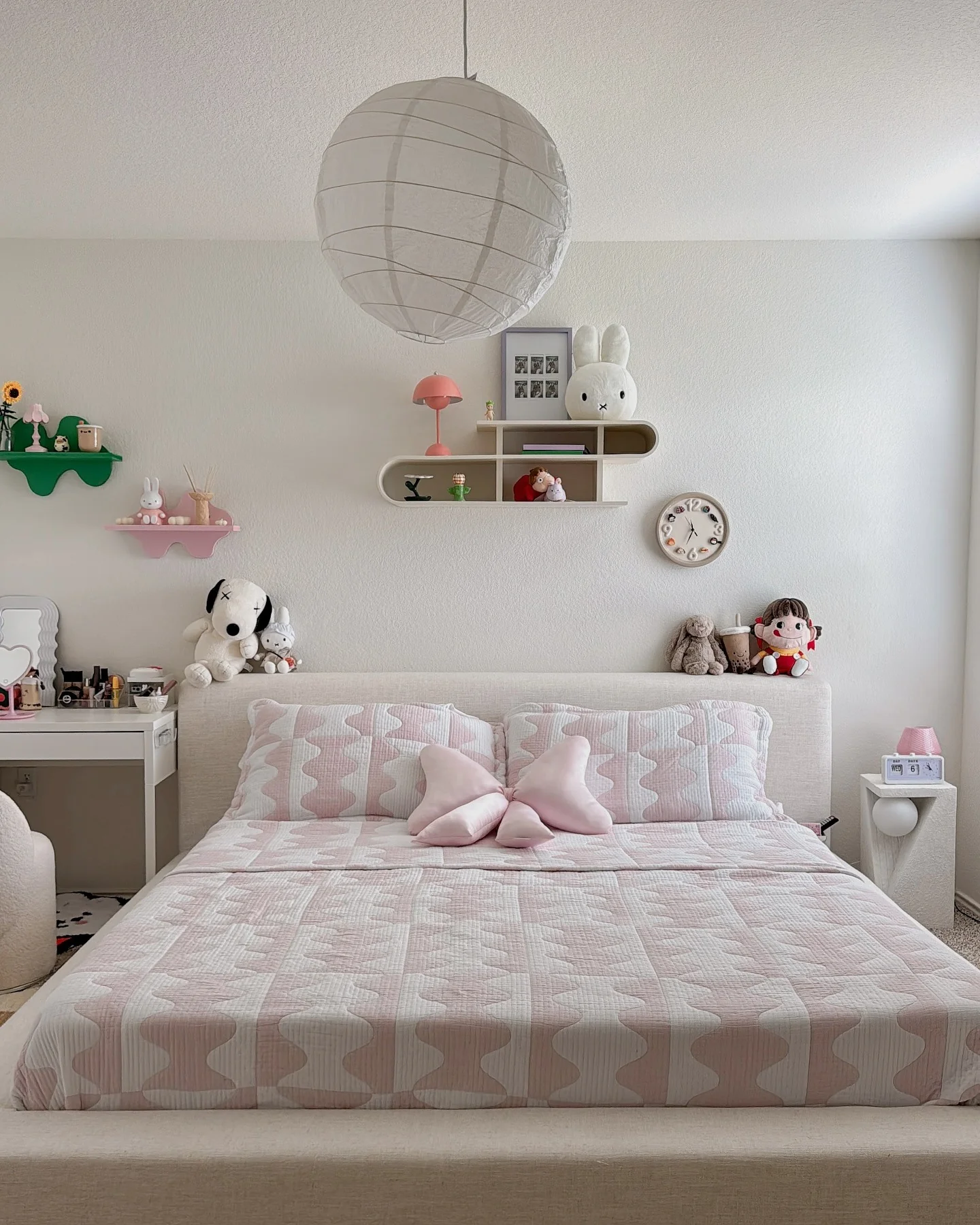 Introduce Organic Pattern with a Soft Pink and White Quilt