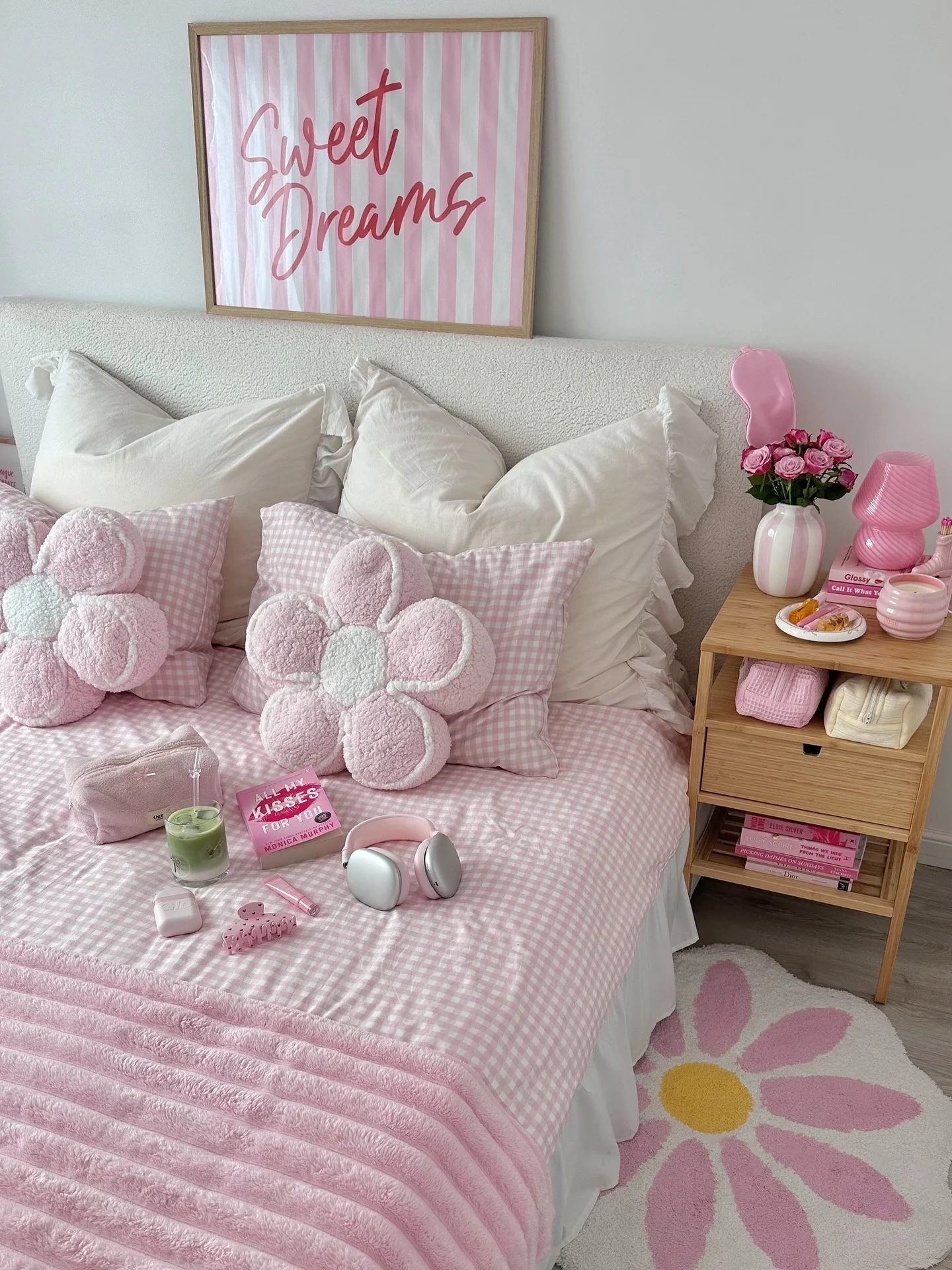 Flower-Shaped Pillows Add a Playful Touch to the Bed