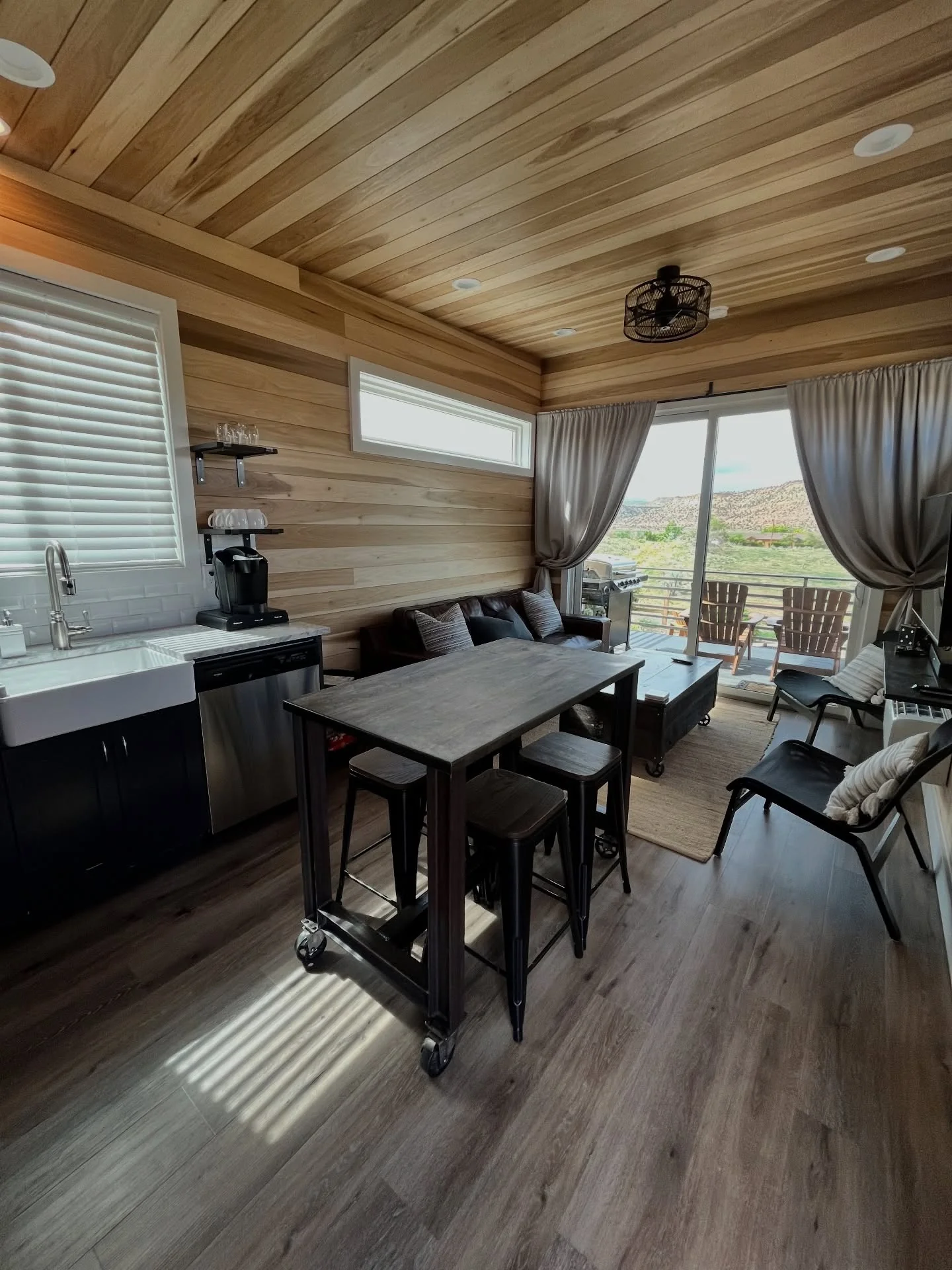 Roll in Flexible Dining and Prep Space With a Kitchen Island