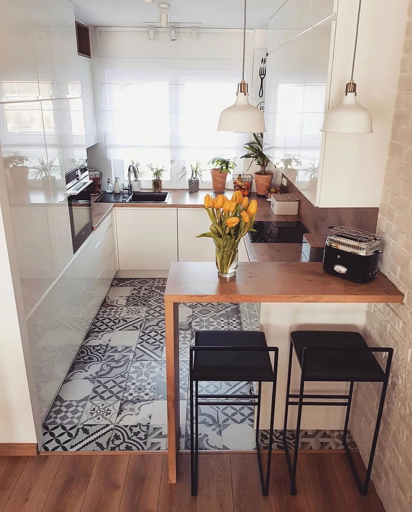 Extendable Countertop Creates a Breakfast Bar
