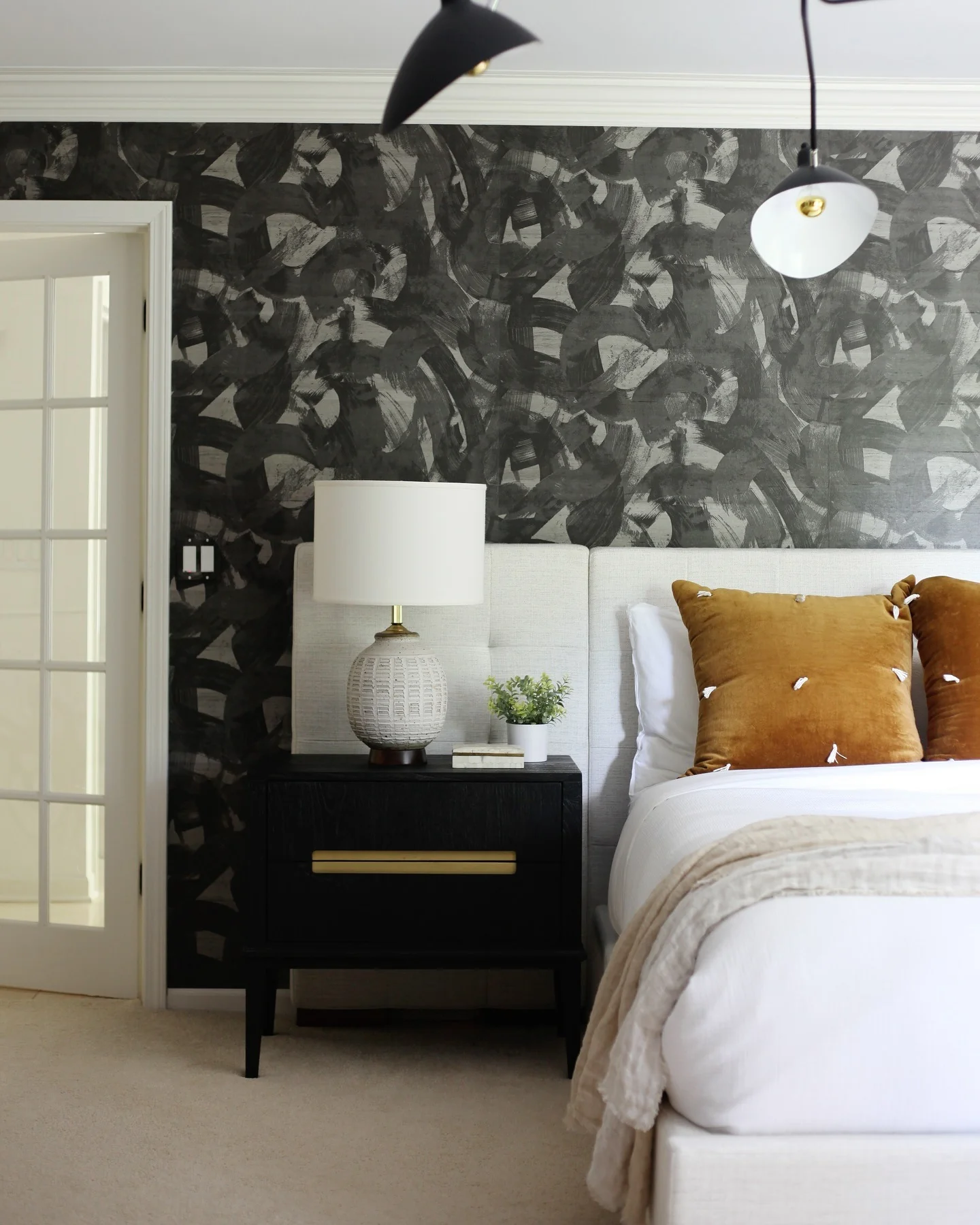 Choose Bold Black Wallpaper for an Artistic Backdrop