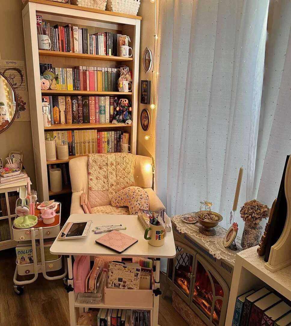 Adjustable Rolling Desk Keeps Supplies Handy