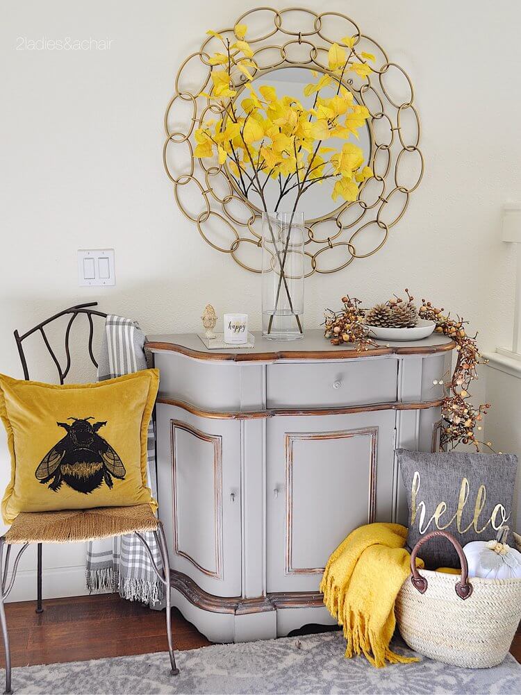 Frame Autumn Color with a Round Chain-Link Mirror