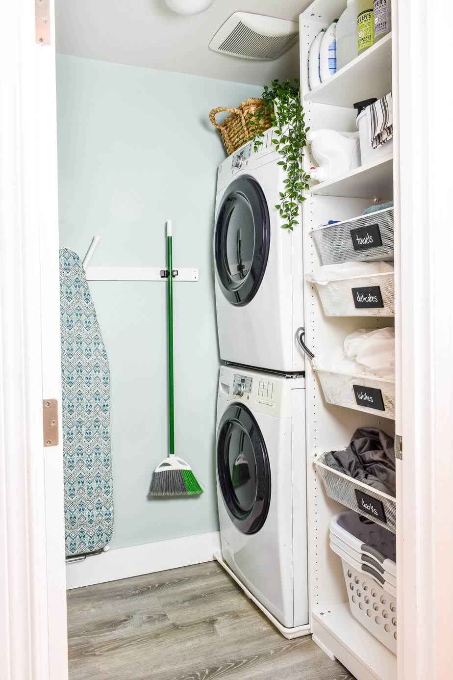 Sort Laundry with Wire Baskets and Chalkboard Labels