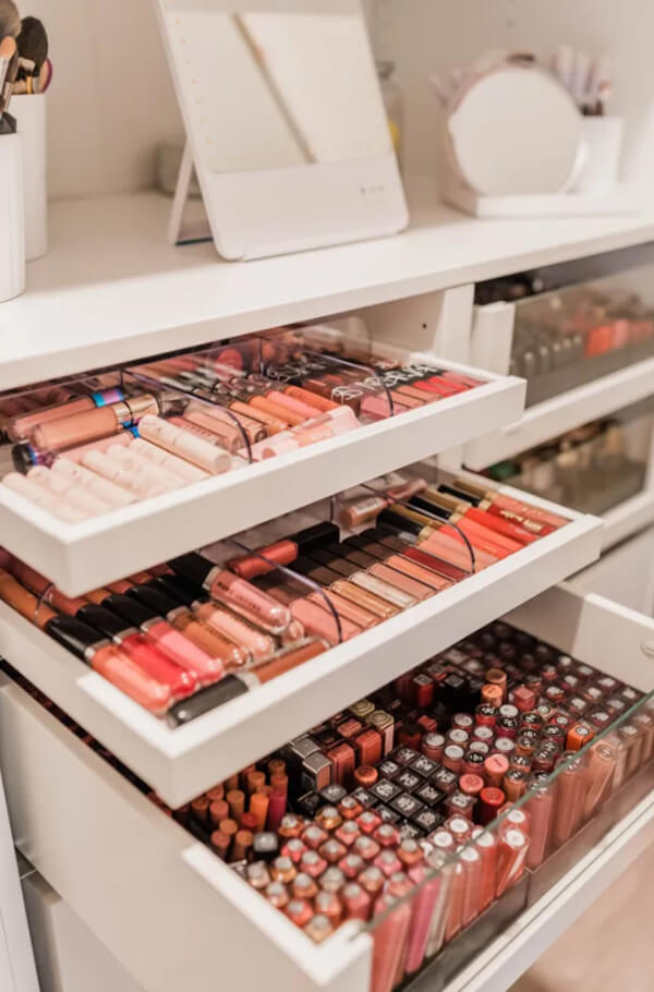 Clear Dividers Keep Rows of Lip Glosses Neat