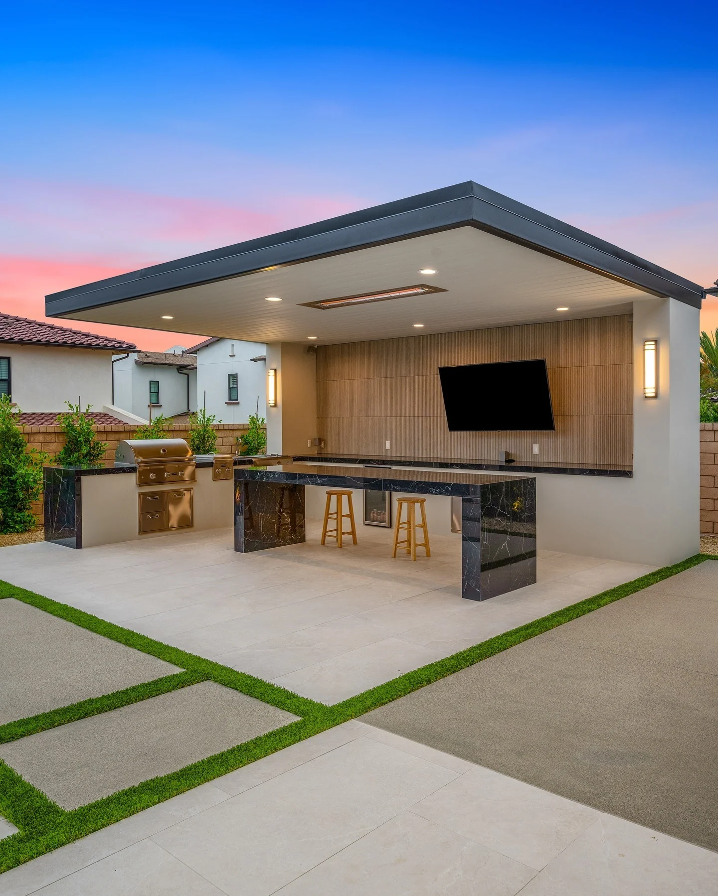 Dramatic Black Marble Countertops Define Your Outdoor Bar