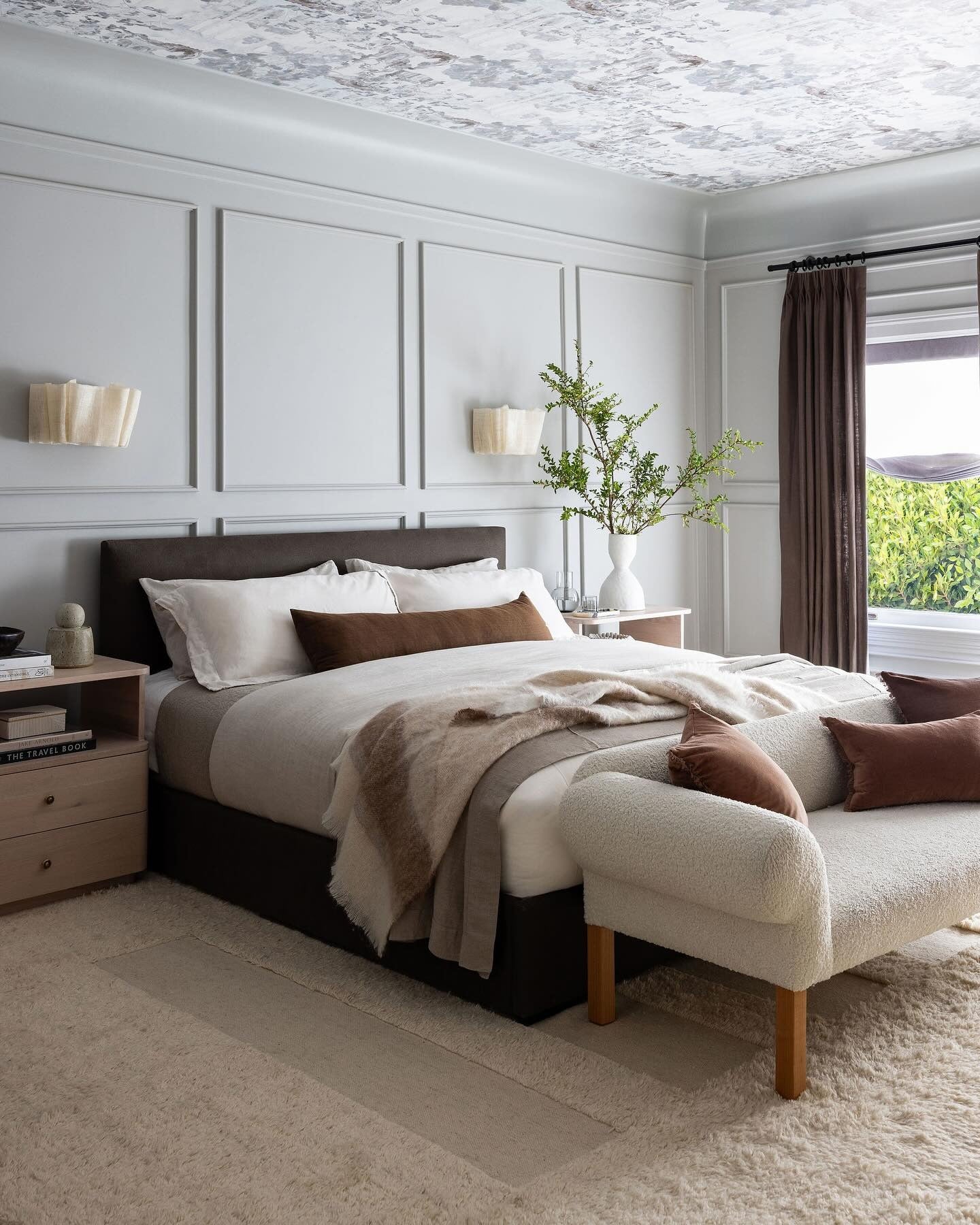 Textured Wallpaper Adds a Moody, Artistic Touch to the Ceiling