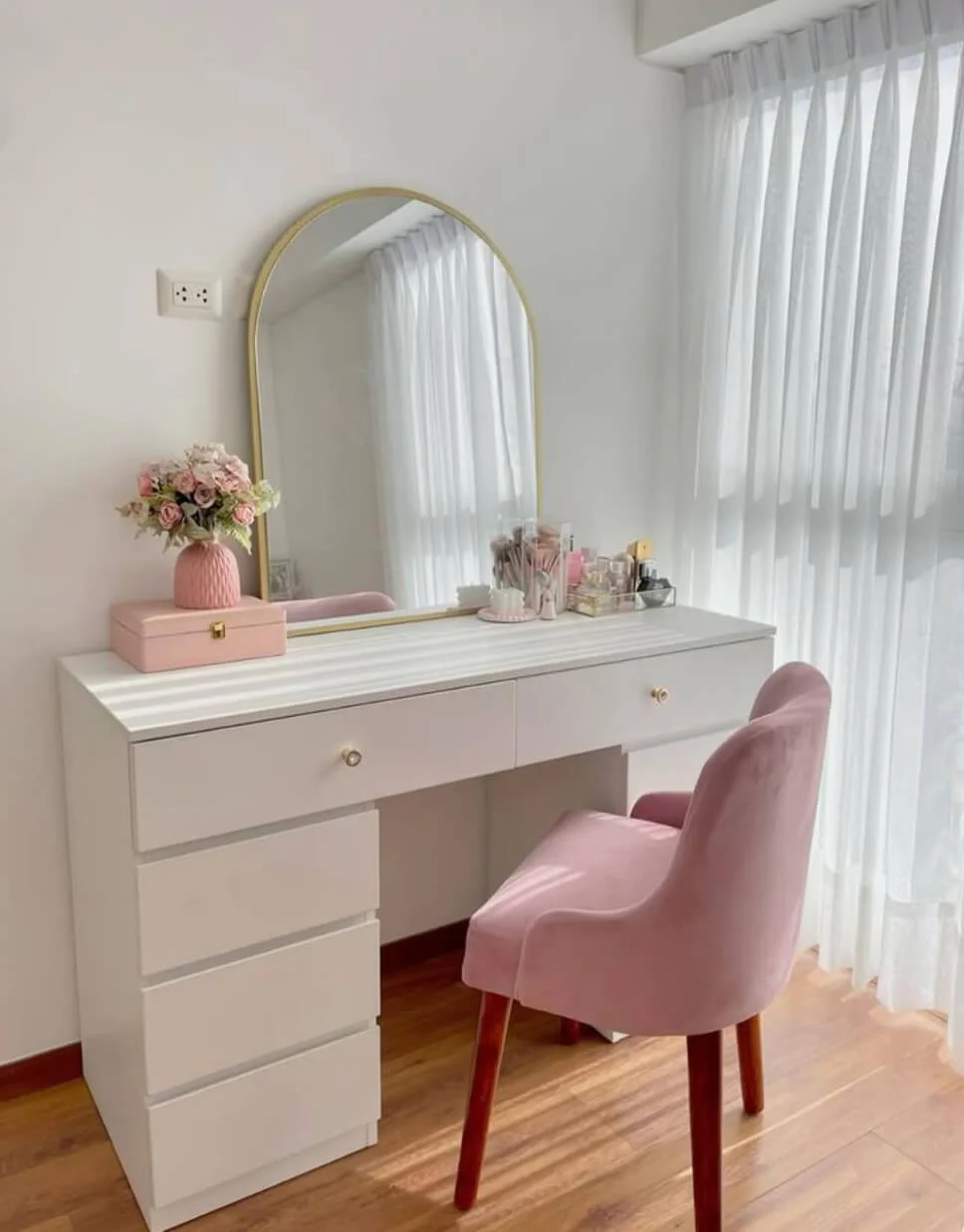 Arched Mirror Frames a Light-Filled Vanity Space