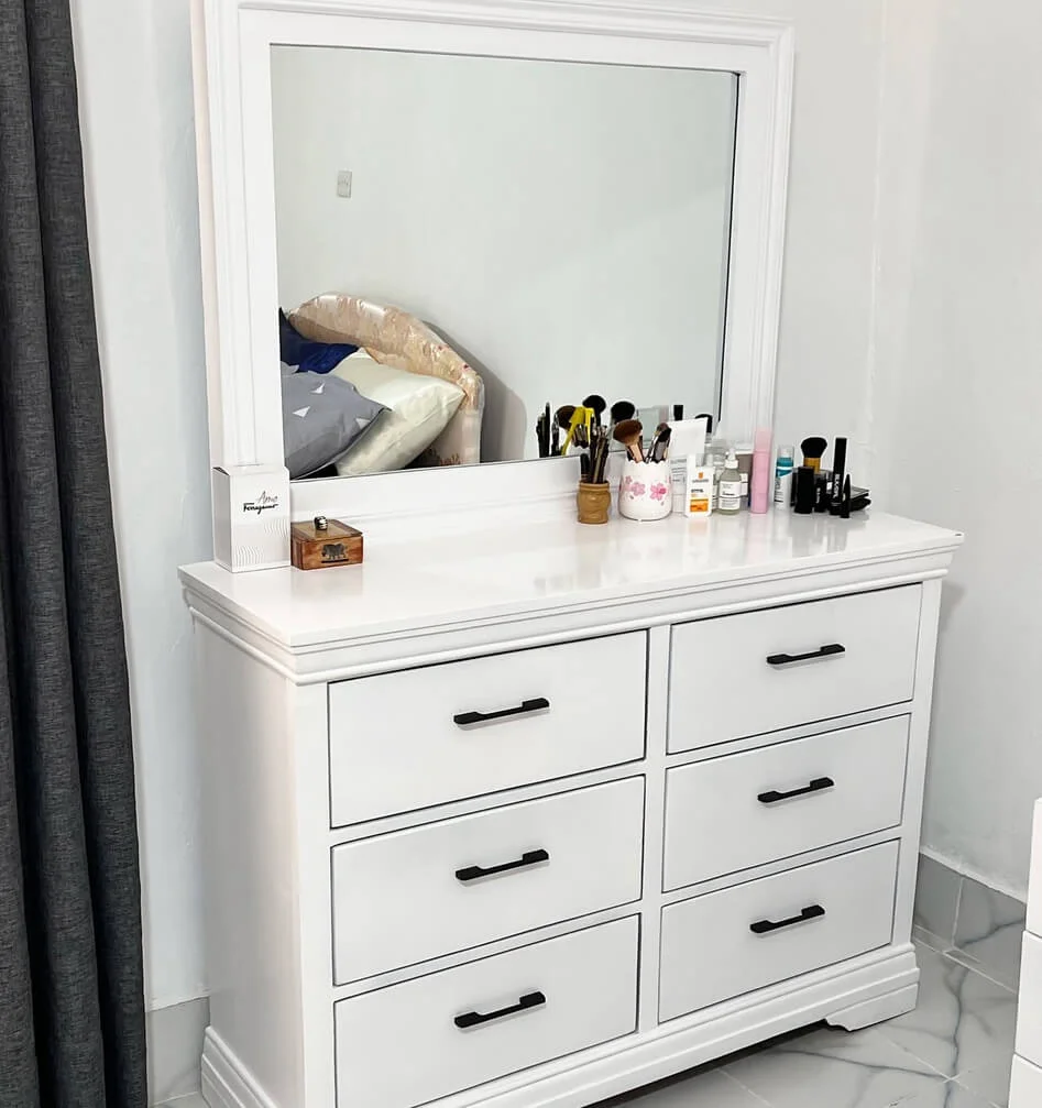 White Dresser With Six Drawers for Ample Makeup Storage