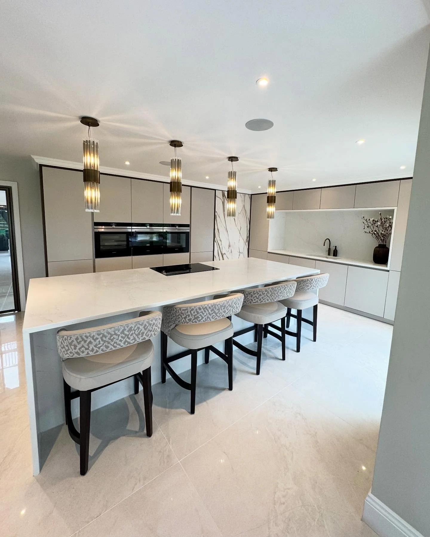 Large Format Porcelain Tiles Create a Seamless, Light Foundation