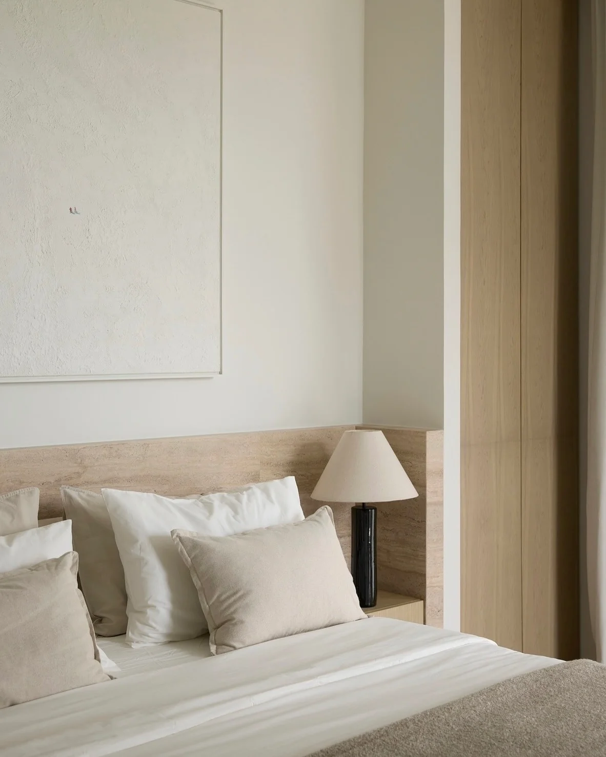 Frame Your Cream Artwork With Minimalist Detail