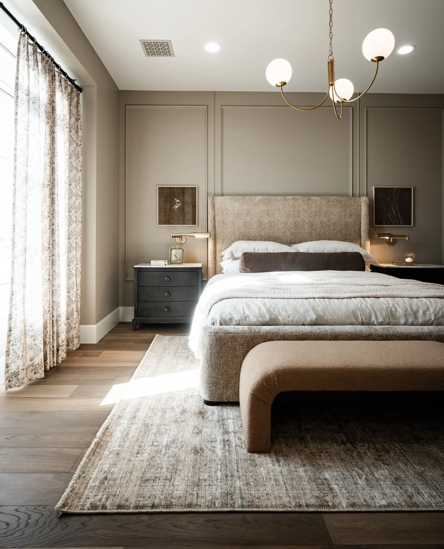 Soften Linear Elements With a Curved Bouclรฉ Bench