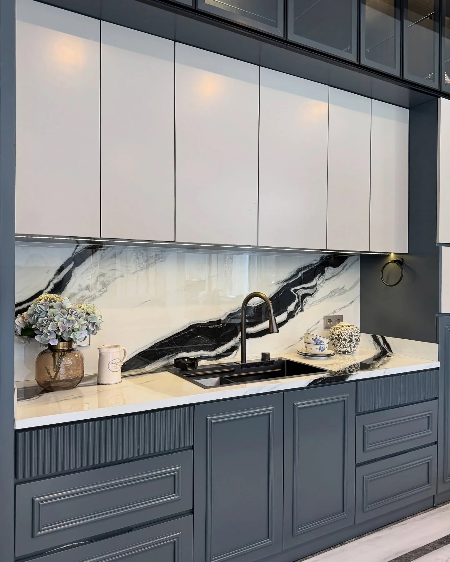 Bold Marble-Look Backsplash Adds Dramatic Contrast