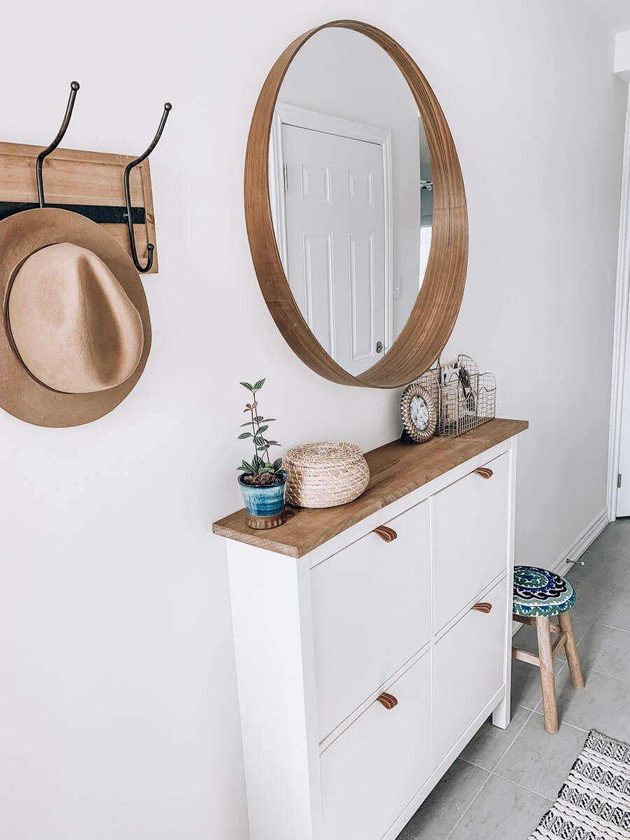 Frame Your Entryway View with an Oval Mirror