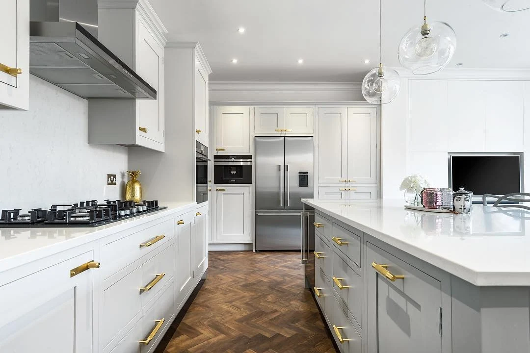 Gold Bar Pulls Add Warmth to Crisp White and Grey Cabinetry