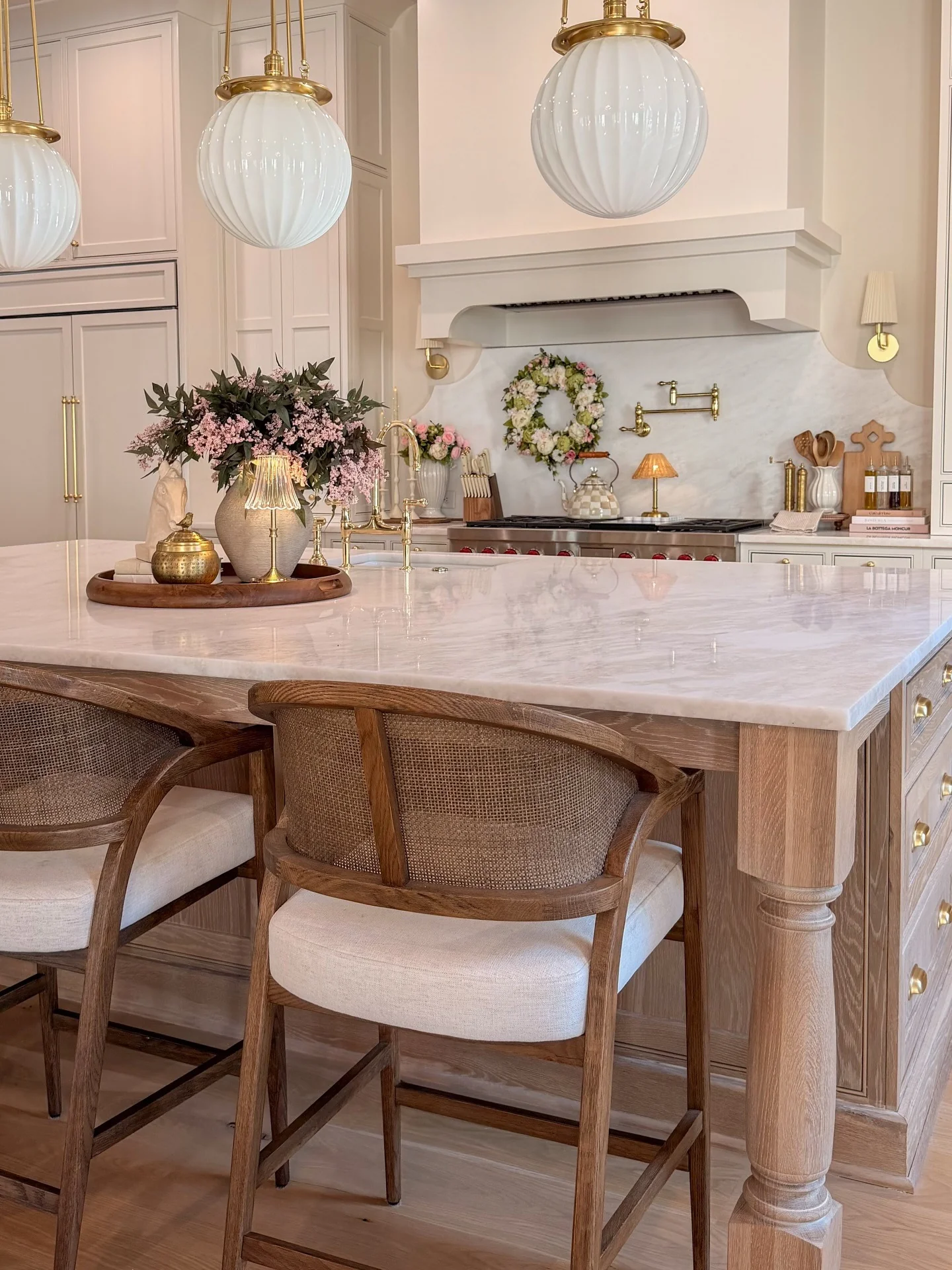 Style Your Island Vignette With a Lamp and Tray